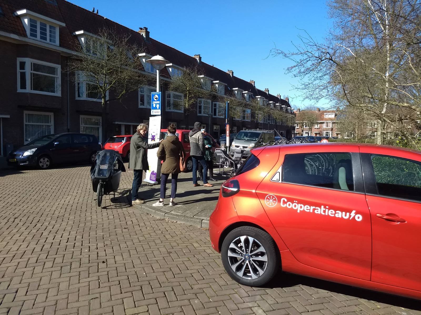 Proefrijden 3 rode auto's en een groene bakfiets